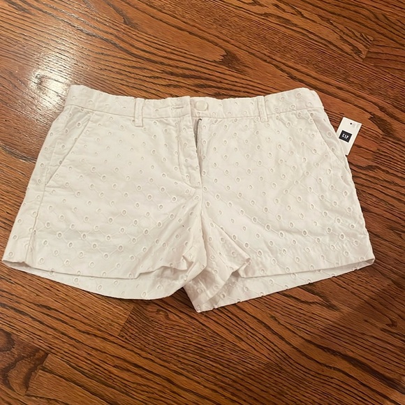 GAP Patterned White Shorts - Picture 1 of 4